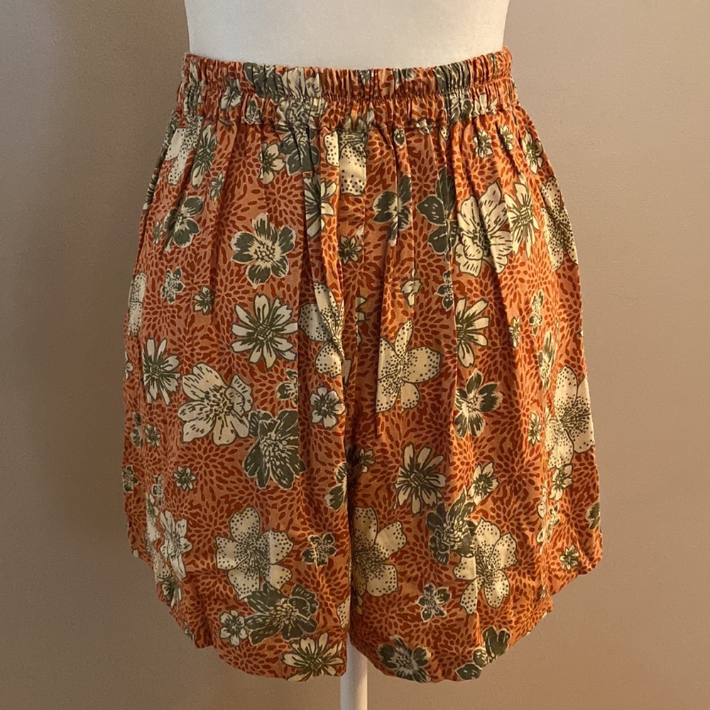 Angie Gathered Floral Shorts - Picture 2 of 10